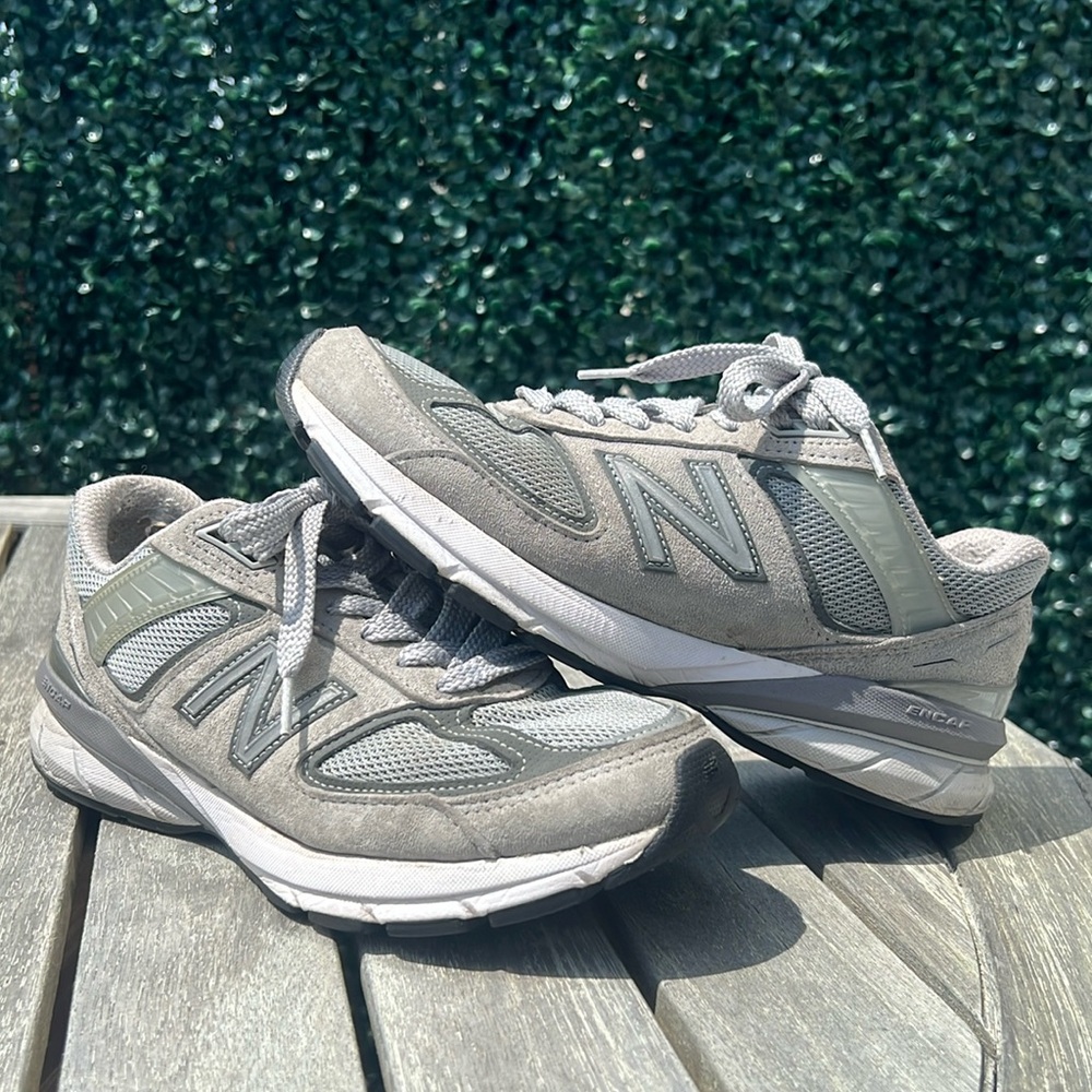 Iconic Sneaker Grey New Balance 990v5 Unisex size 7